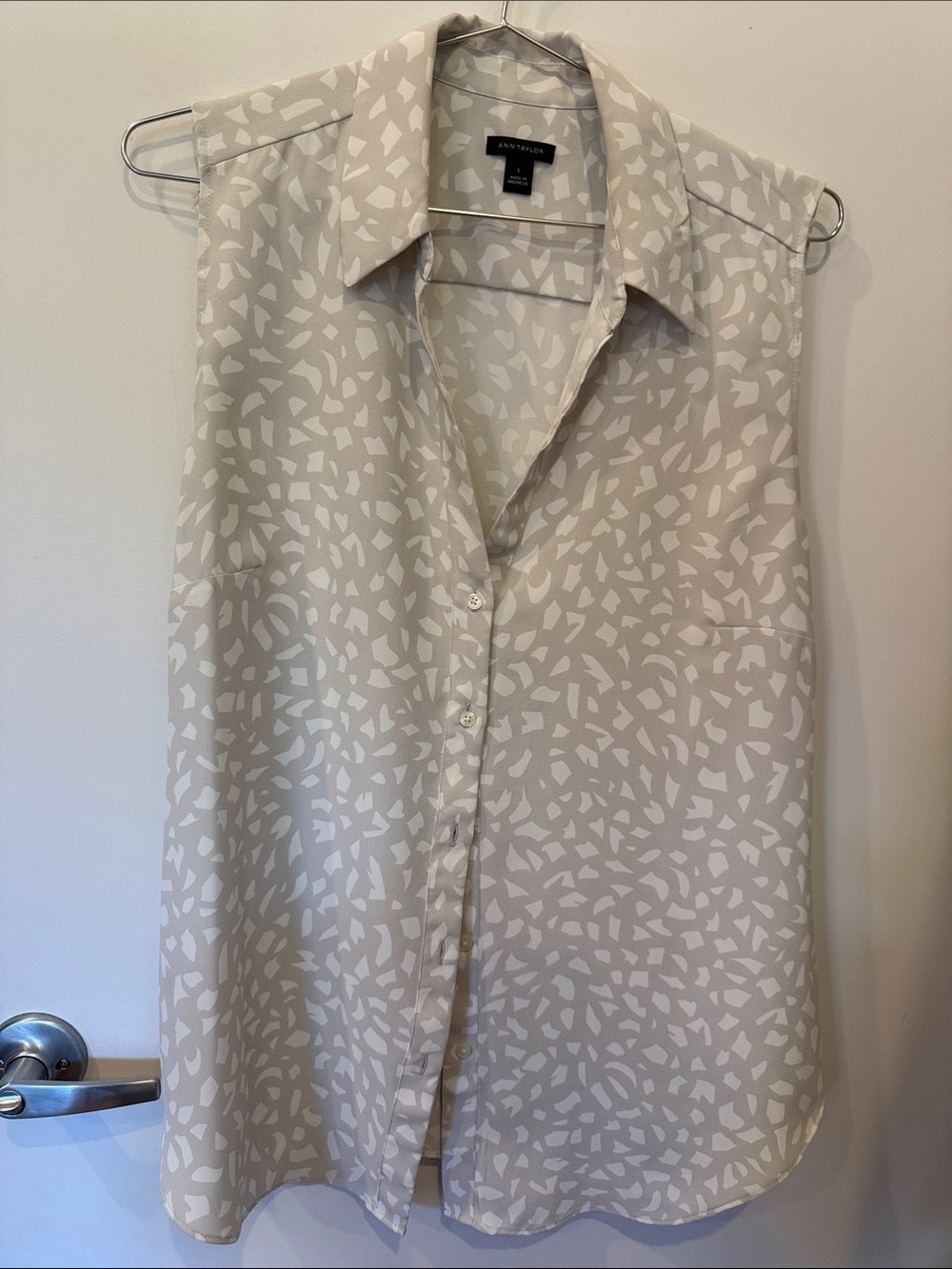 Ann Taylor Stone and White Sleeveless Blouse Sz L